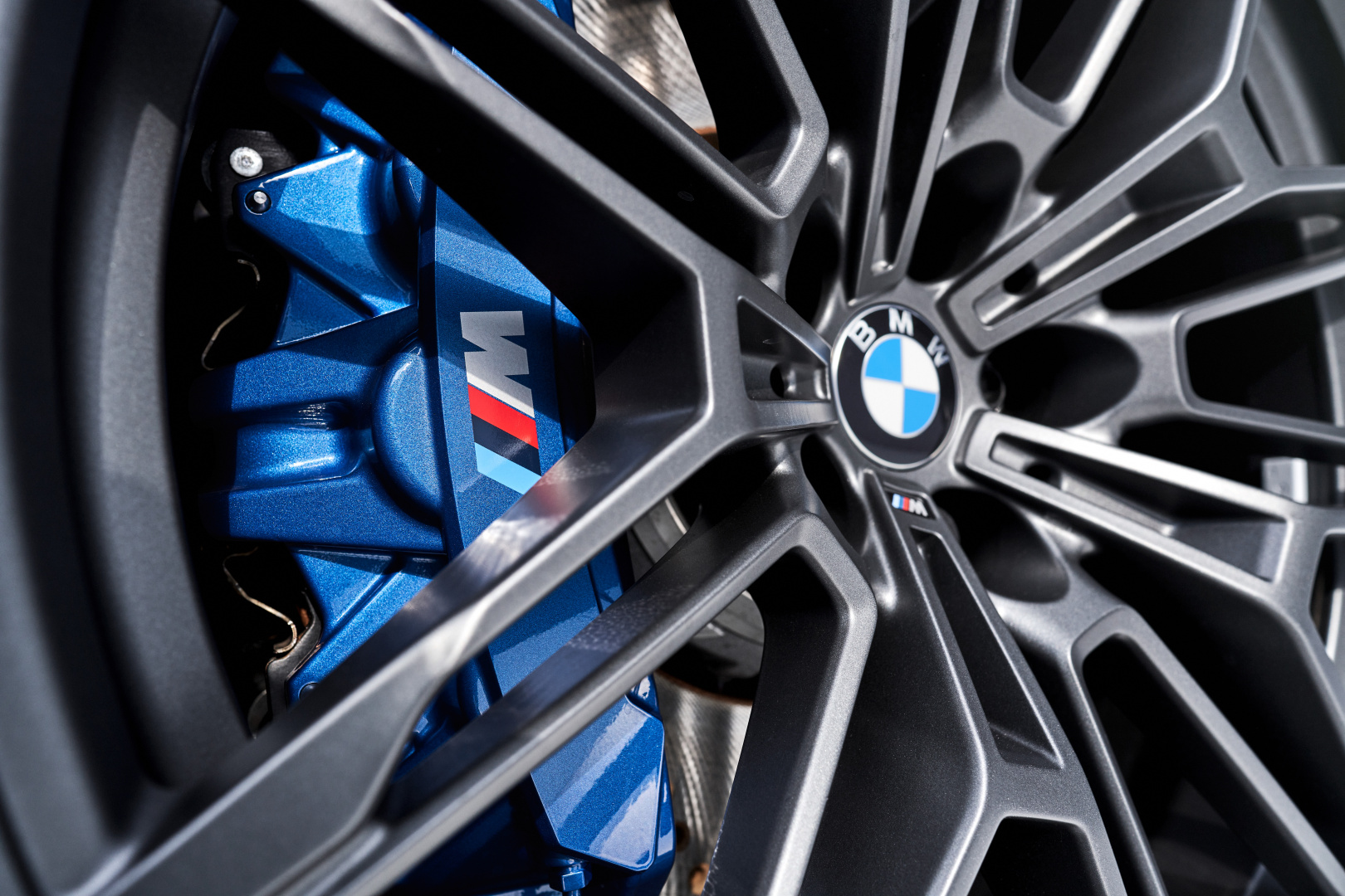 SMALL_P90420238_highRes_the-new-bmw-m4-compe